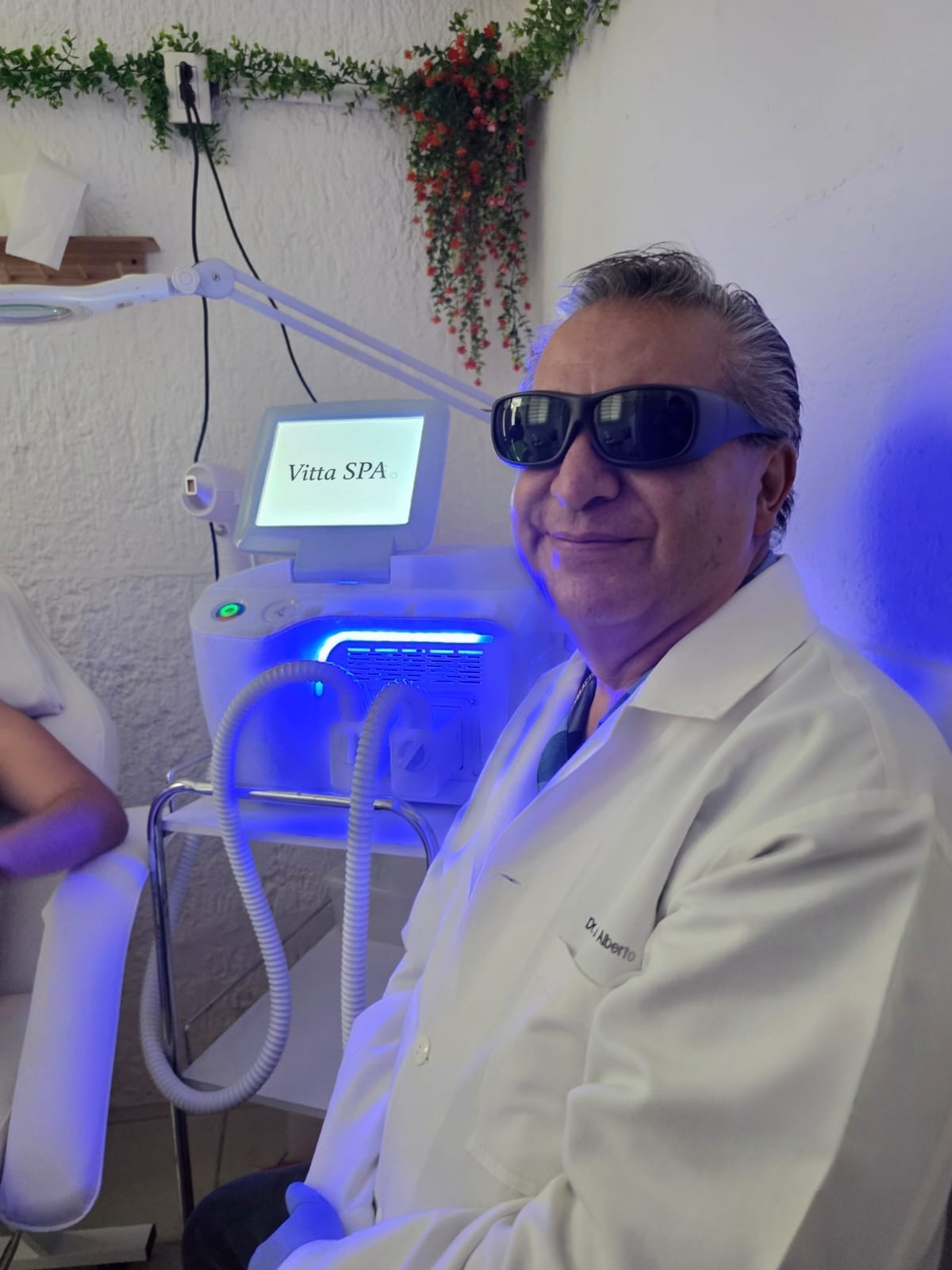Dr. Luis Alberto con tecnología láser profesional